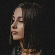 Poslechněte si interpreta LEAH, sledujte hudební videa, přečtěte si životopis, podívejte se na data turné a další informace.