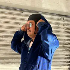 Poslechněte si interpreta Jinko B, sledujte hudební videa, přečtěte si životopis, podívejte se na data turné a další informace.