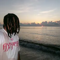 Dlighttを聴いたり、ミュージックビデオを鑑賞したり、経歴やツアー日程などを確認したりしましょう！