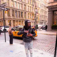 聆聽 undefined、觀看音樂影片、閱讀小傳、查看巡演日期等！