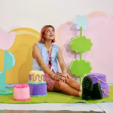 Hör dir Six Foot Blonde an, schau dir Musikvideos an, lies die Biografie, finde Tourdaten und mehr!