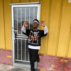 收听 FBS 8、观看音乐视频、阅读小传、查看巡演日期等 ！