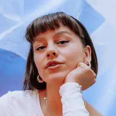 Hör dir HEIGHTS an, schau dir Musikvideos an, lies die Biografie, finde Tourdaten und mehr!