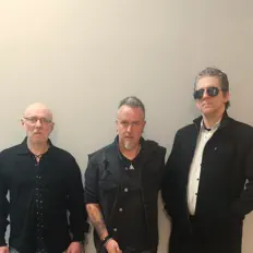 Ouça Urban Bridge, assista a videoclipes, leia a biografia, veja as datas das turnês e mais!