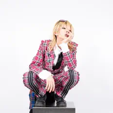 聆聽 Leisu、觀看音樂影片、閱讀小傳、查看巡演日期等！