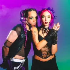 Poslechněte si interpreta Honey Revenge, sledujte hudební videa, přečtěte si životopis, podívejte se na data turné a další informace.