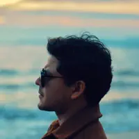 聆聽 undefined、觀看音樂影片、閱讀小傳、查看巡演日期等！