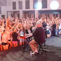 undefined을(를) 듣고, 뮤직 비디오를 보고, 약력을 읽고, 투어 일정 등을 확인하세요!