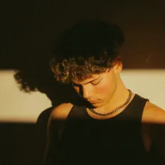 聆聽 Max More、觀看音樂影片、閱讀小傳、查看巡演日期等！