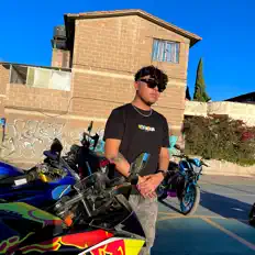 聆聽 YX Oficial、觀看音樂影片、閱讀小傳、查看巡演日期等！