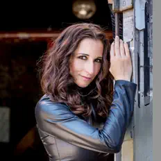 聆聽 Anita Hofmann、觀看音樂影片、閱讀小傳、查看巡演日期等！