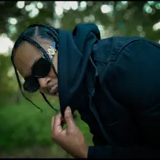 Hör dir King Ton an, schau dir Musikvideos an, lies die Biografie, finde Tourdaten und mehr!