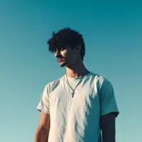 Escucha a undefined, mira videos musicales, lee su biografía, consulta las fechas de las gira y más.