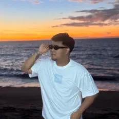 聆聽 Lerr、觀看音樂影片、閱讀小傳、查看巡演日期等！