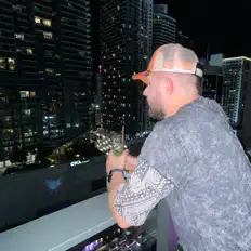 Escucha a Alain Arriola, mira vídeos musicales, lee la biografía, consulta fechas de giras y mucho más.