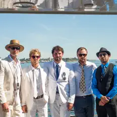 Weird Partyを聴いたり、ミュージックビデオを鑑賞したり、経歴やツアー日程などを確認したりしましょう！