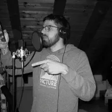 JFを聴いたり、ミュージックビデオを鑑賞したり、経歴やツアー日程などを確認したりしましょう！