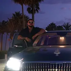 LABELVAを聴いたり、ミュージックビデオを鑑賞したり、経歴やツアー日程などを確認したりしましょう！