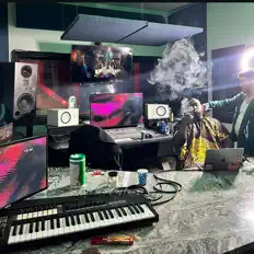 聆聽 No Friends、觀看音樂影片、閱讀小傳、查看巡演日期等！