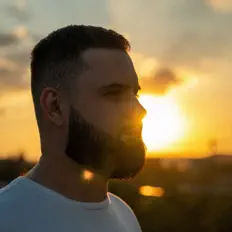 Poslechněte si interpreta Igor Tonika, sledujte hudební videa, přečtěte si životopis, podívejte se na data turné a další informace.