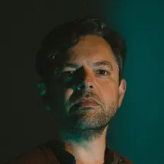 聆聽 Hélder Bruno、觀看音樂影片、閱讀小傳、查看巡演日期等！