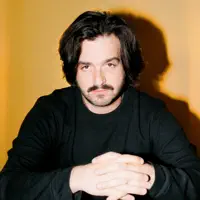 Ouve undefined, vê vídeos de música, lê a biografia, vê as datas da digressão e muito mais!