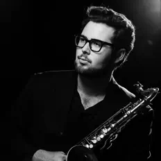 Ouve Gavin Halloran, vê vídeos de música, lê a biografia, vê as datas da digressão e muito mais!