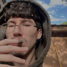 zoを聴いたり、ミュージックビデオを鑑賞したり、経歴やツアー日程などを確認したりしましょう！