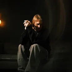 聆聽 Zero 9:36、觀看音樂影片、閱讀小傳、查看巡演日期等！
