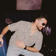 收听 Alejandrk、观看音乐视频、阅读小传、查看巡演日期等 ！