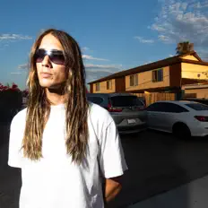 Dengarkan Slater, tonton video musik, baca bio, lihat tanggal tur & lainnya!