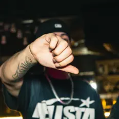 收听 Mak 5ive、观看音乐视频、阅读小传、查看巡演日期等 ！