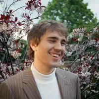 Poslechněte si interpreta undefined, sledujte hudební videa, přečtěte si životopis, podívejte se na data turné a další informace.