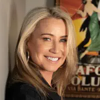 聆聽 undefined、觀看音樂影片、閱讀小傳、查看巡演日期等！