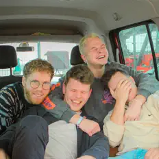 Hör dir So in Stereo an, schau dir Musikvideos an, lies die Biografie, finde Tourdaten und mehr!