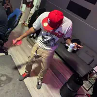 Luister naar undefined, bekijk muziekvideo's, lees de bio, bekijk de tourdata, en meer!