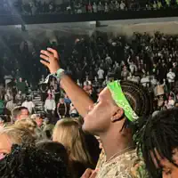 聆聽 undefined、觀看音樂影片、閱讀小傳、查看巡演日期等！