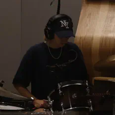 聆聽 Carigan Collective、觀看音樂影片、閱讀小傳、查看巡演日期等！