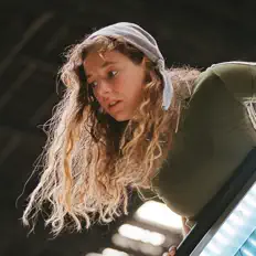 聆聽 Ydegirl、觀看音樂影片、閱讀小傳、查看巡演日期等！