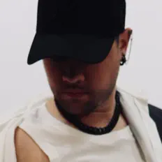 DTAYLを聴いたり、ミュージックビデオを鑑賞したり、経歴やツアー日程などを確認したりしましょう！