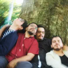 Ακούστε περιεχόμενο από La otra media, παρακολουθήστε μουσικά βίντεο, διαβάστε το βιογραφικό, δείτε ημερομηνίες περιοδείας, και πολλά ακόμη!