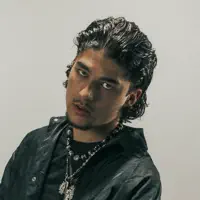Escucha a undefined, mira videos musicales, lee su biografía, consulta las fechas de las gira y más.
