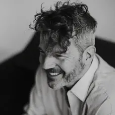 Escucha a DeLange, mira videos musicales, lee su biografía, consulta las fechas de las gira y más.