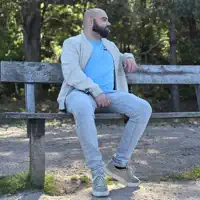 Hör dir undefined an, schau dir Musikvideos an, lies die Biografie, finde Tourdaten und mehr!