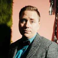 Luister naar undefined, bekijk muziekvideo's, lees de bio, bekijk de tourdata, en meer!