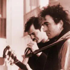 Outbackを聴いたり、ミュージックビデオを鑑賞したり、経歴やツアー日程などを確認したりしましょう！