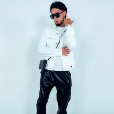 聆聽 Zioto、觀看音樂影片、閱讀小傳、查看巡演日期等！