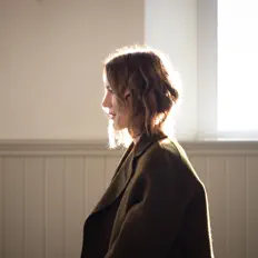 Clare O'Connellを聴いたり、ミュージックビデオを鑑賞したり、経歴やツアー日程などを確認したりしましょう！