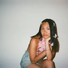 Maddie Lamを聴いたり、ミュージックビデオを鑑賞したり、経歴やツアー日程などを確認したりしましょう！