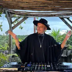 Ouça VOLT, assista a videoclipes, leia a biografia, veja as datas das turnês e mais!